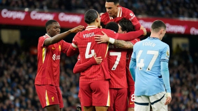  Spieler des FC Liverpool jubeln über das Tor zum 0:1. (Foto: Dave Thompson/AP/dpa)