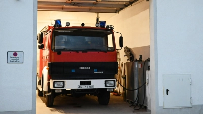Das Tanklöschfahrzeug der Feuerwehr Flachslanden ist 35 Jahre alt. Ersatz wäre gut, aber bei der Sammelbestellung gibt es nach Ansicht von Kommandant Stephan Kraheberger zu viel Unwägbarkeiten. (Foto: Luca Paul)