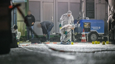 Auf einem Parkplatz gab es eine körperliche Auseinandersetzung zwischen mehreren Männern.  (Foto: Marius Bulling/onw-images/dpa)