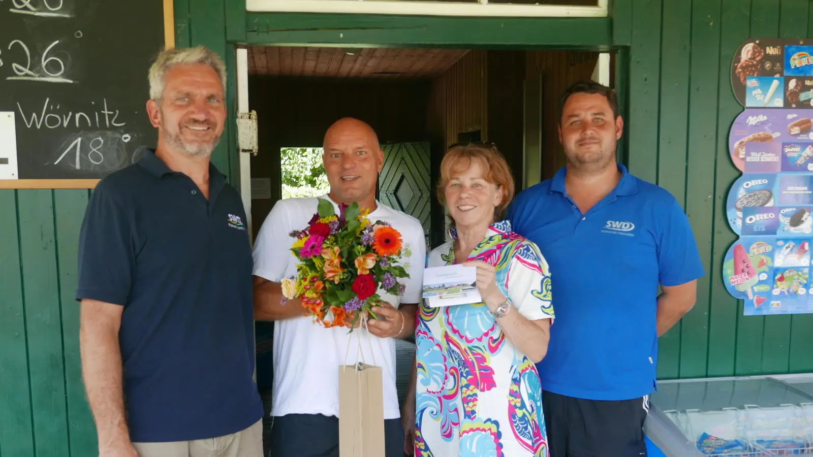 Im Wörnitzstrandbad (von links): Andreas Karl, Technischer Leiter der Stadtwerke Dinkelsbühl, der 10.000. Besucher Frank Rissel, Bürgermeisterin Nora Engelhard und Bäder-Betriebsleiter Max Tränkler. (Foto: Roman Kocholl)