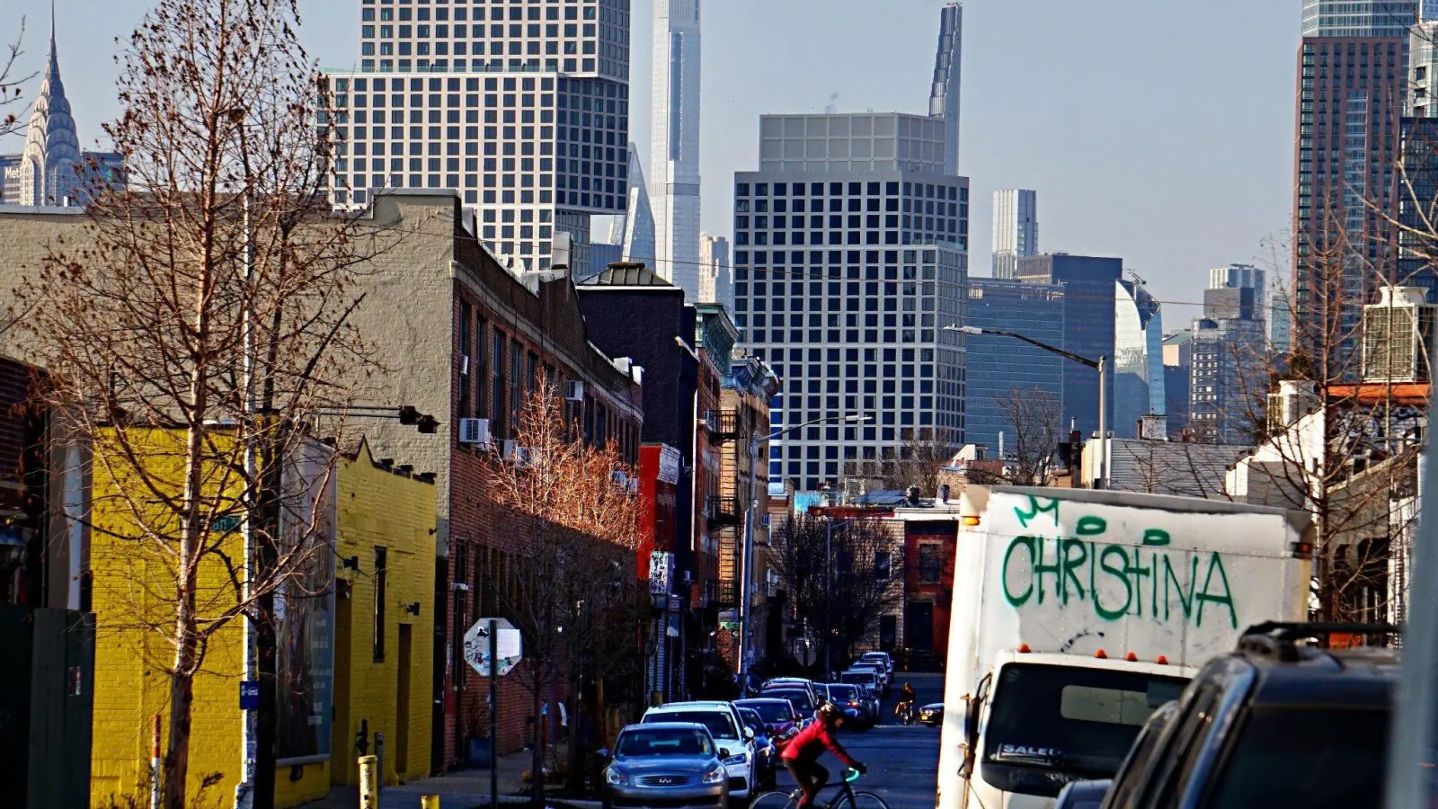 Ein Fahrradfahrer radelt durch Greenpoint Brooklyn, im Hintergrund ist Midtown Manhattan zu sehen. Auf dem Rad erfährt man die Energie von New York City auf eine besondere Weise. (Foto: Benno Schwinghammer/dpa)