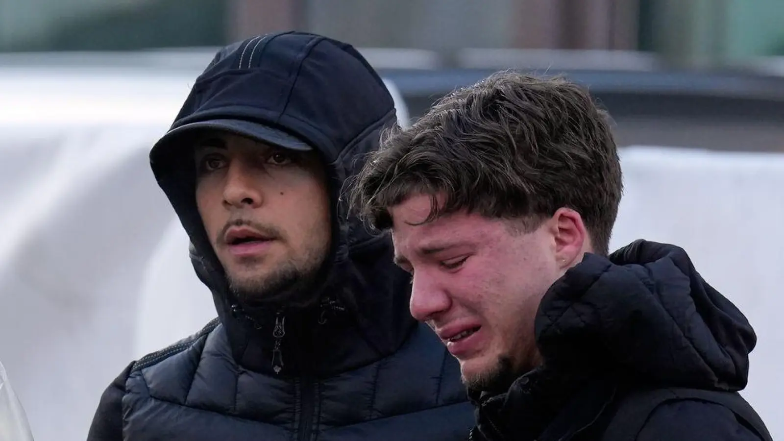 Unendliche Trauer in Crans-Montana.  (Foto: Baz Ratner/AP/dpa)