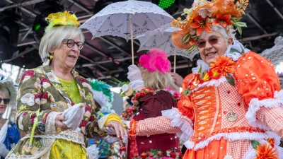 Der Tanz der Marktfrauen auf dem Viktualienmarkt ist ein Höhepunkt des Münchner Faschings. (Archivbild)   (Foto: Peter Kneffel/dpa)