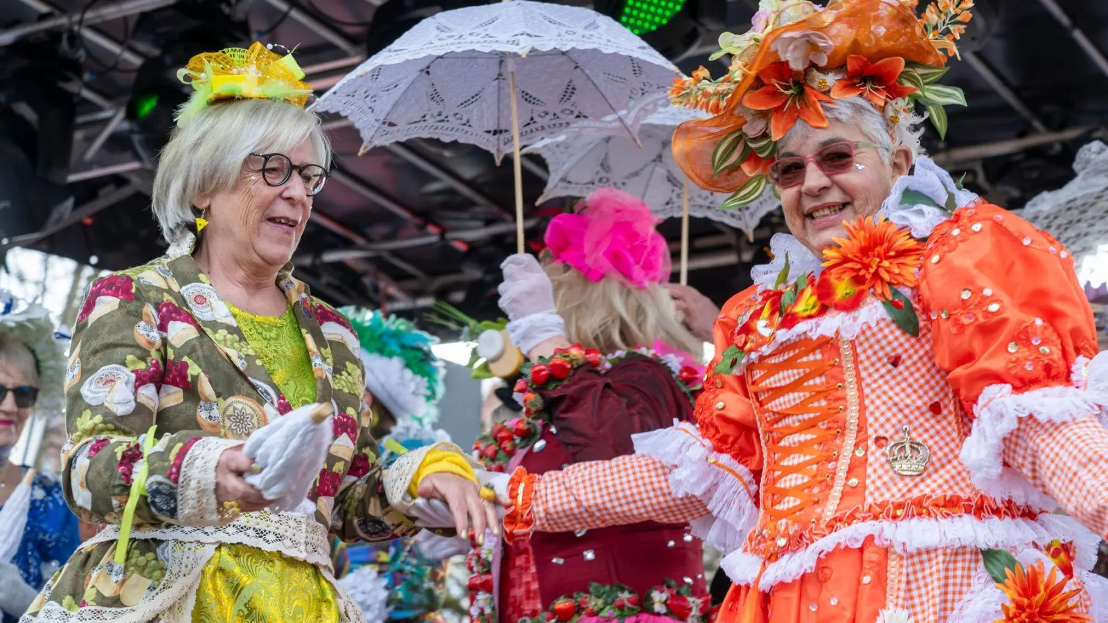 Der Tanz der Marktfrauen auf dem Viktualienmarkt ist ein Höhepunkt des Münchner Faschings. (Archivbild)   (Foto: Peter Kneffel/dpa)