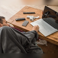 Gerade noch Kraft für die Krankmeldung? Auf dringend zu erledigende Arbeiten hinweisen, ist dann nett, darf aber nicht pauschal verlangt werden. (Foto: Christin Klose/dpa-tmn)