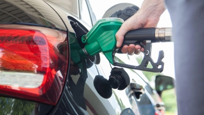 Oft wird man erst stutzig, wenn bereits die falsche Flüssigkeit fließt. Wurde der Motor noch nicht gestartet, reicht unter Umständen das Abpumpen des Gemisches. (Foto: Christin Klose/dpa-tmn)