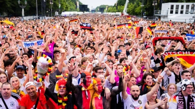  Deutschland-Fans jubeln in der Fanzone am Brandenburger Tor. (Foto: Christoph Soeder/dpa)