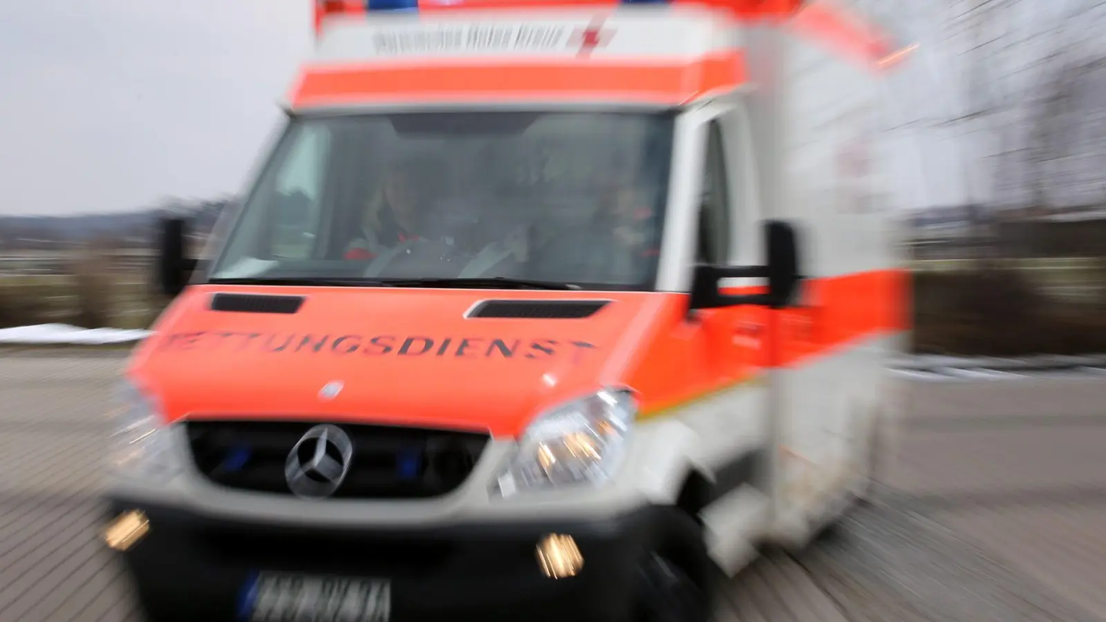 Die Einsatzkräfte eilten zu dem Unfallort. (Symbolbild) (Foto: Stephan Jansen/dpa)