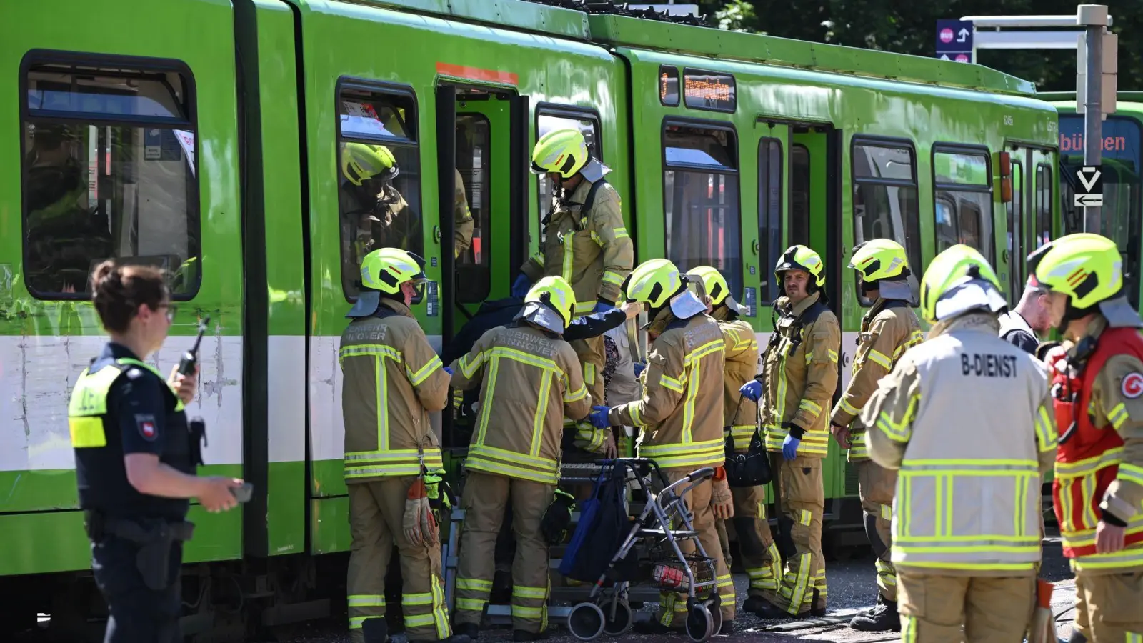 Die beiden Bahnen waren zusammengestoßen. (Foto: Julian Stratenschulte/dpa)