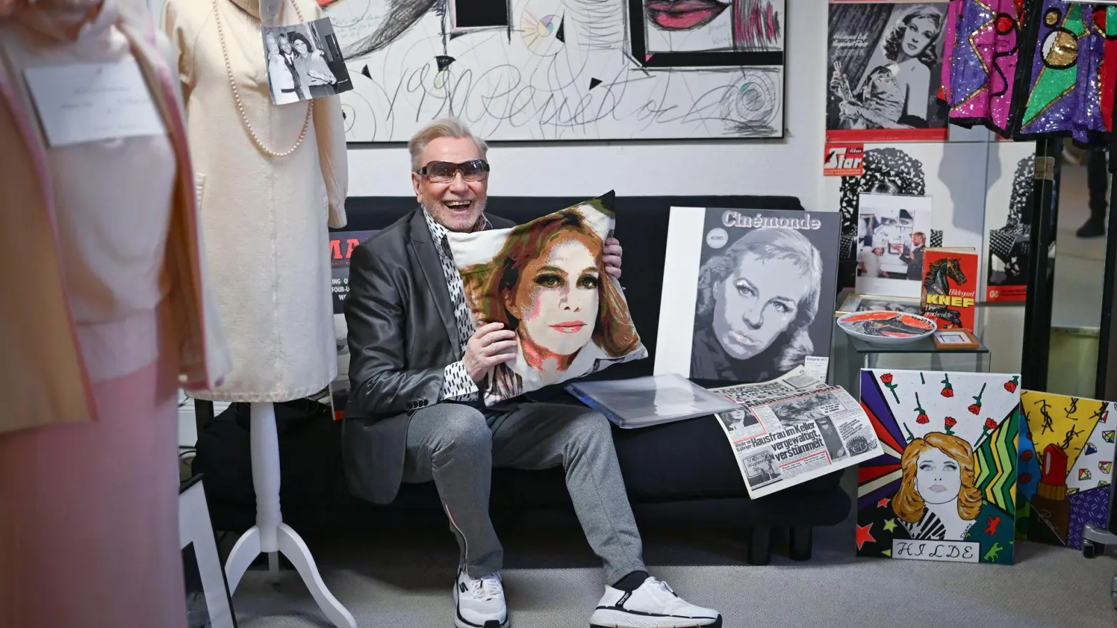 Ein kleiner Schrein: Visagist René Koch erinnert an seine Hilde. (Foto: Jens Kalaene/dpa)