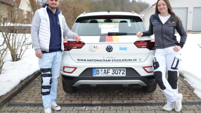 Jonathan Stirnweiß ist stolz auf Anna-Petra Vogel. Sie räumte bei den Prüfungen richtig ab und wurde Beste in Mittelfranken, Bayern und Zweite auf Bundesebene im Stuckateurhandwerk. (Foto: Christa Frühwald)