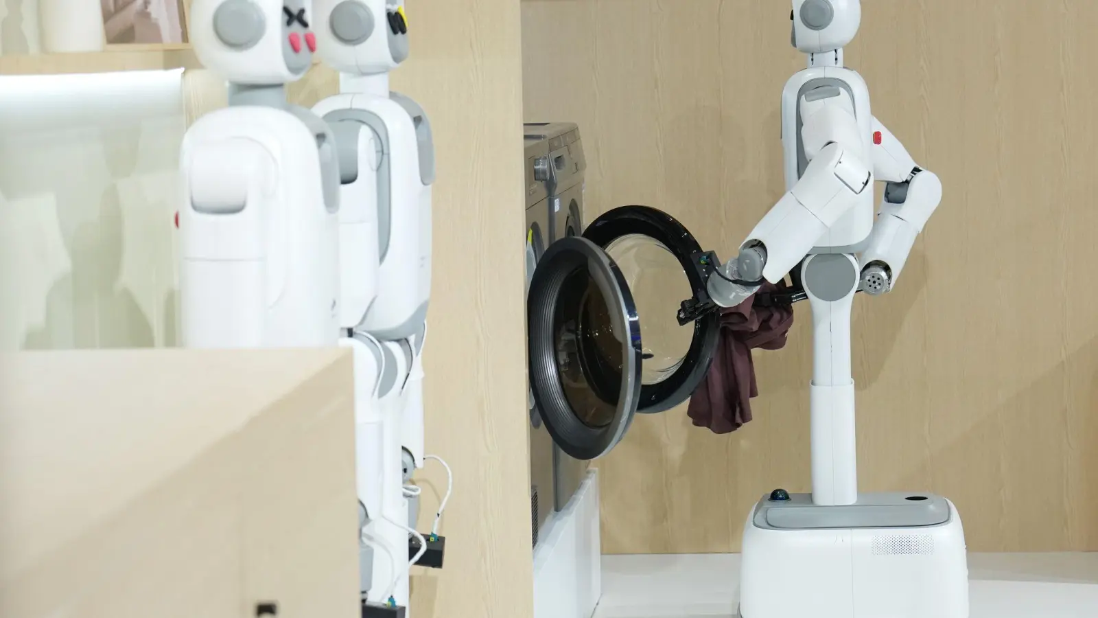 Fast die Hälfte der Menschen in Deutschland kann sich vorstellen, künftig einen menschenähnlichen Roboter im Haushalt einzusetzen.  (Foto: Ju Huanzong/XinHua/dpa)