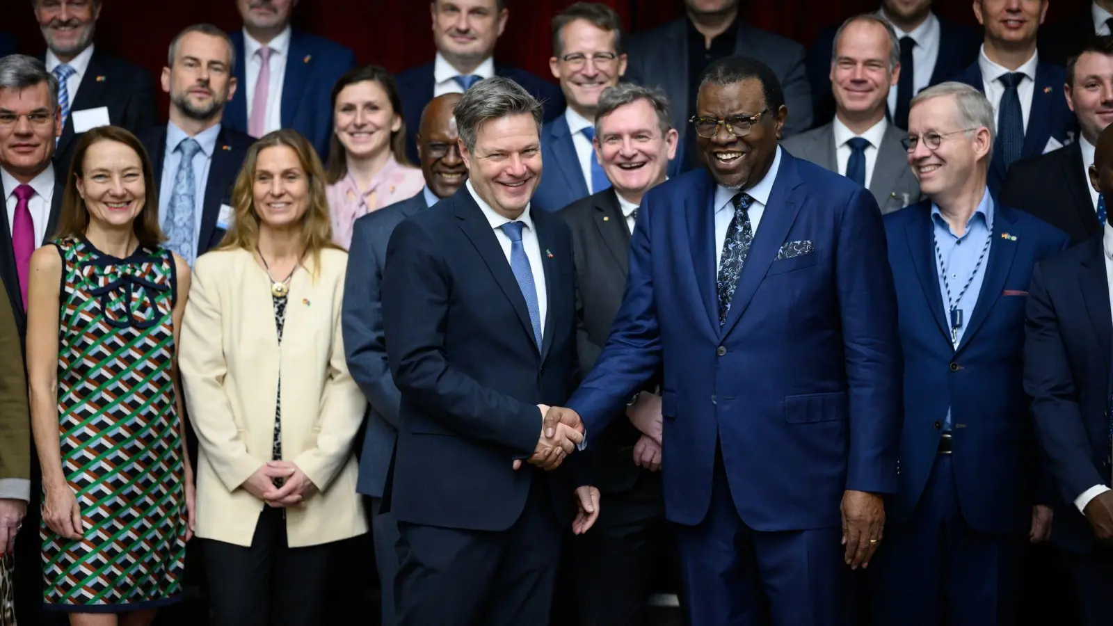 Robert Habeck (vorne l, Bündnis 90/Die Grünen), Bundesminister für Wirtschaft und Klimaschutz, und Hage Gottfried Geingob, Präsident von Namibia, reichen sich in Windhuk die Hände. (Foto: Bernd von Jutrczenka/dpa)