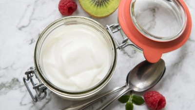 Derzeit im Supermarkt oft vergriffen: Wer Skyr mag und Mühe nicht scheut, kann das Milchprodukt auch selbst herstellen. (Foto: Christin Klose/dpa-tmn)