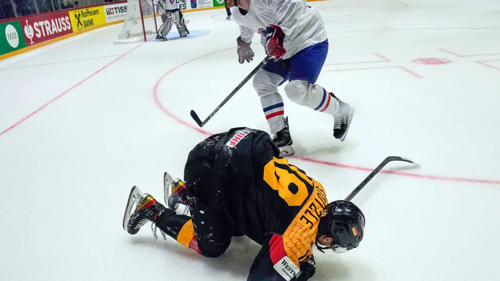 Für NHL-Profi Tim Stützle ist die Eishockey-WM vorzeitig beendet. (Foto: Martin Meissner/AP/dpa)