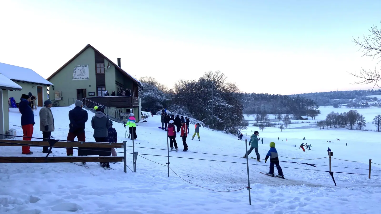 Im Herrieder Ortsteil Birkach war am Wochenende Skifahren möglich. Und auch an diesem Montag ist der Lift von 15 bis 20 Uhr geöffnet. (F.: Laura Nadler)