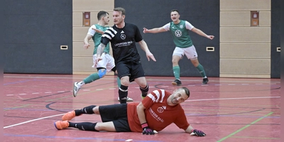 Und wieder ein Tor für Schillingsfürst im Finale: Jonas Predatsch (hinten links) und Niklas Bär bejubeln einen Treffer von Predatsch gegen die Allstars mit Simon Göttfert und Torwart Alexander Krüger. (Foto: Martin Rügner)