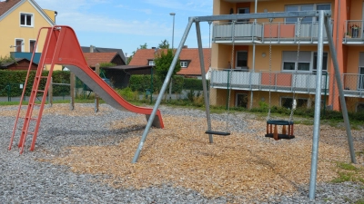 Beim Bau von Mehrfamilienhäusern müssen Spielplätze - so wie hier in der Nürnberger Straße - vorgesehen werden. Mit Schaukel, Rutsche, Wippe, Sandkasten und einer Sitzgelegenheit für die Eltern ist dieser hier vorbildlich ausgestattet. (Foto: Patrick Lauer)