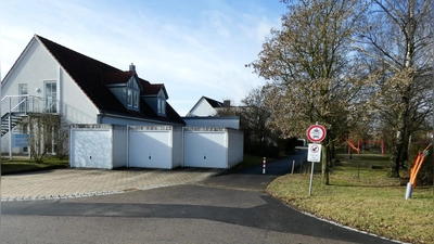 Um die Schaffung zusätzlicher Abstellmöglichkeiten für Autos von Mitarbeitenden an der Diakonistation in Hartershofen ging es im Gemeinderat. Ob Garagen weichen müssen, ist noch offen. (Foto: Karl-Heinz Gisbertz)