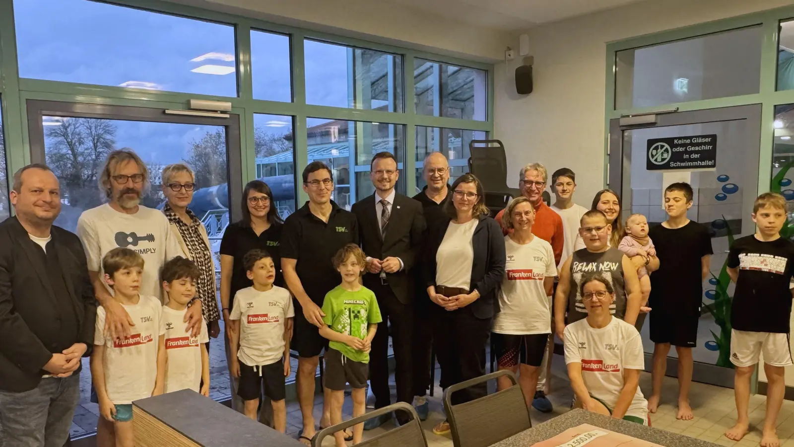 Groß und Klein freute sich über den Inklusionspreis des Bezirks für das TSV-Schwimmprogramm. (Foto: Oliver Herbst)