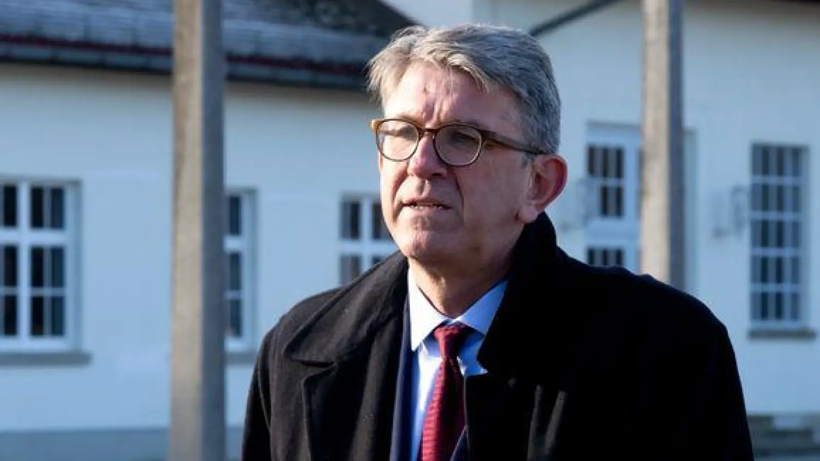 Kulturstaatsminister Wolfram Weimer (M.) hat die KZ-Gedenkstätte in Dachau besucht. (Foto: Sven Hoppe/dpa)