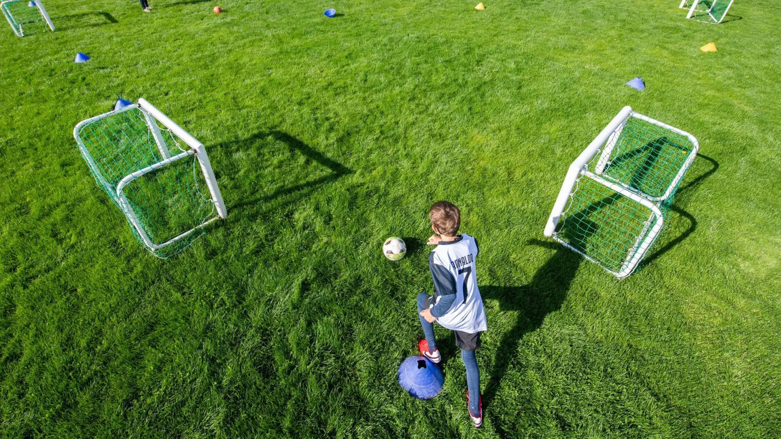 Ohne Leistungsdruck zum Erfolg: Eltern sollten darauf achten, dass Freizeitaktivitäten Freude bereiten und nicht zu Stress führen. (Foto: Robert Michael/dpa-Zentralbild/dpa-tmn)