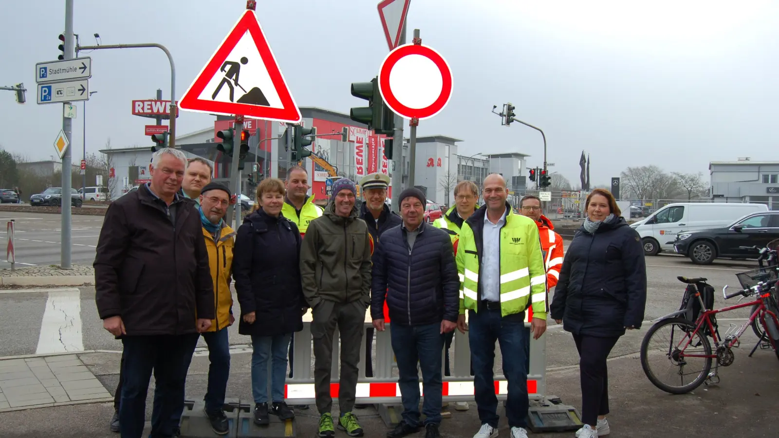 Die Schilder stehen an der Luitpoldstraße bereits bereit. Gestern informierten Vertreter von Stadt, Staatlichem Bauamt, der beauftragten Baufirma und der Polizei über die bevorstehende Sperrung der Kreuzung Am Brühl. (Foto: Markus Weinzierl)