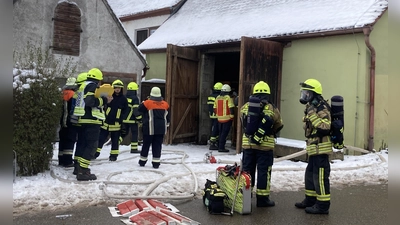 Mehrere Feuerwehren aus der Umgebung rückten an. Sie hatten schnell Erfolg. (Foto: Simone Hedler)