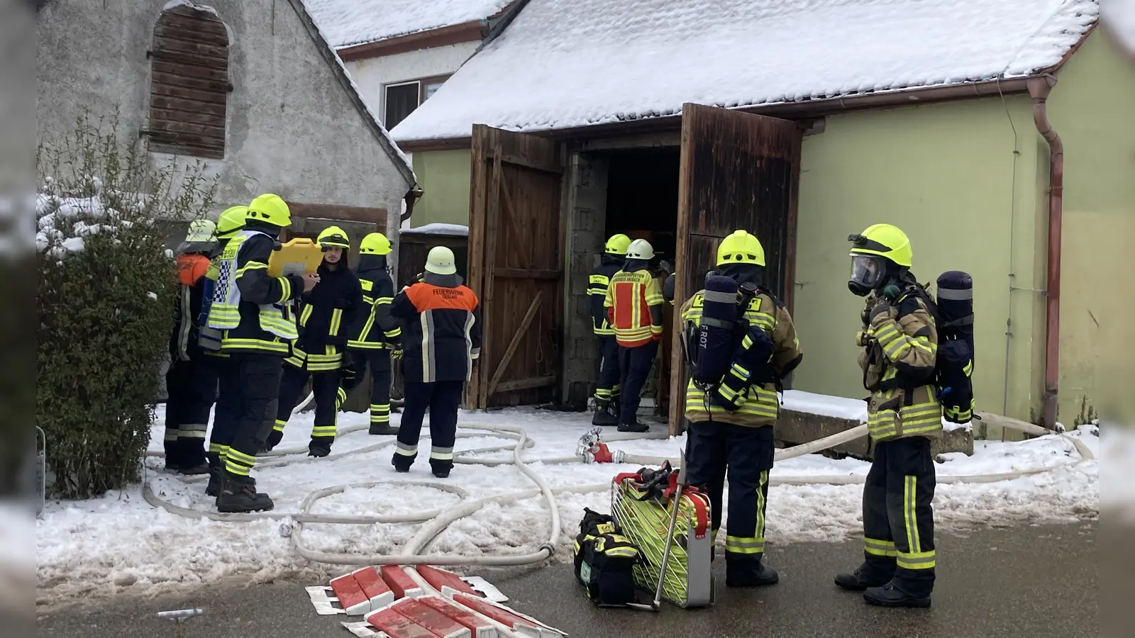 Mehrere Feuerwehren aus der Umgebung rückten an. Sie hatten schnell Erfolg. (Foto: Simone Hedler)