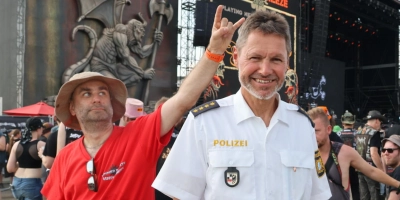 Dieter Hegwein leitet in diesem Jahr erstmals den Polizeieinsatz auf dem Summer-Breeze-Festival. Unter den Metal-Fans fühlt er sich auch in seinem weißen Hemd wohl. (Foto: Martina Haas)