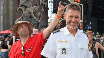 Dieter Hegwein leitet in diesem Jahr erstmals den Polizeieinsatz auf dem Summer-Breeze-Festival. Unter den Metal-Fans fühlt er sich auch in seinem weißen Hemd wohl. (Foto: Martina Haas)