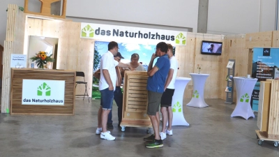 Seit nun 10 Jahren versorgt „das Naturholzhaus” seine Kunden mit nachhaltigen Traumhäusern in Massivholzbauweise.  (Foto: Peter Tippl)