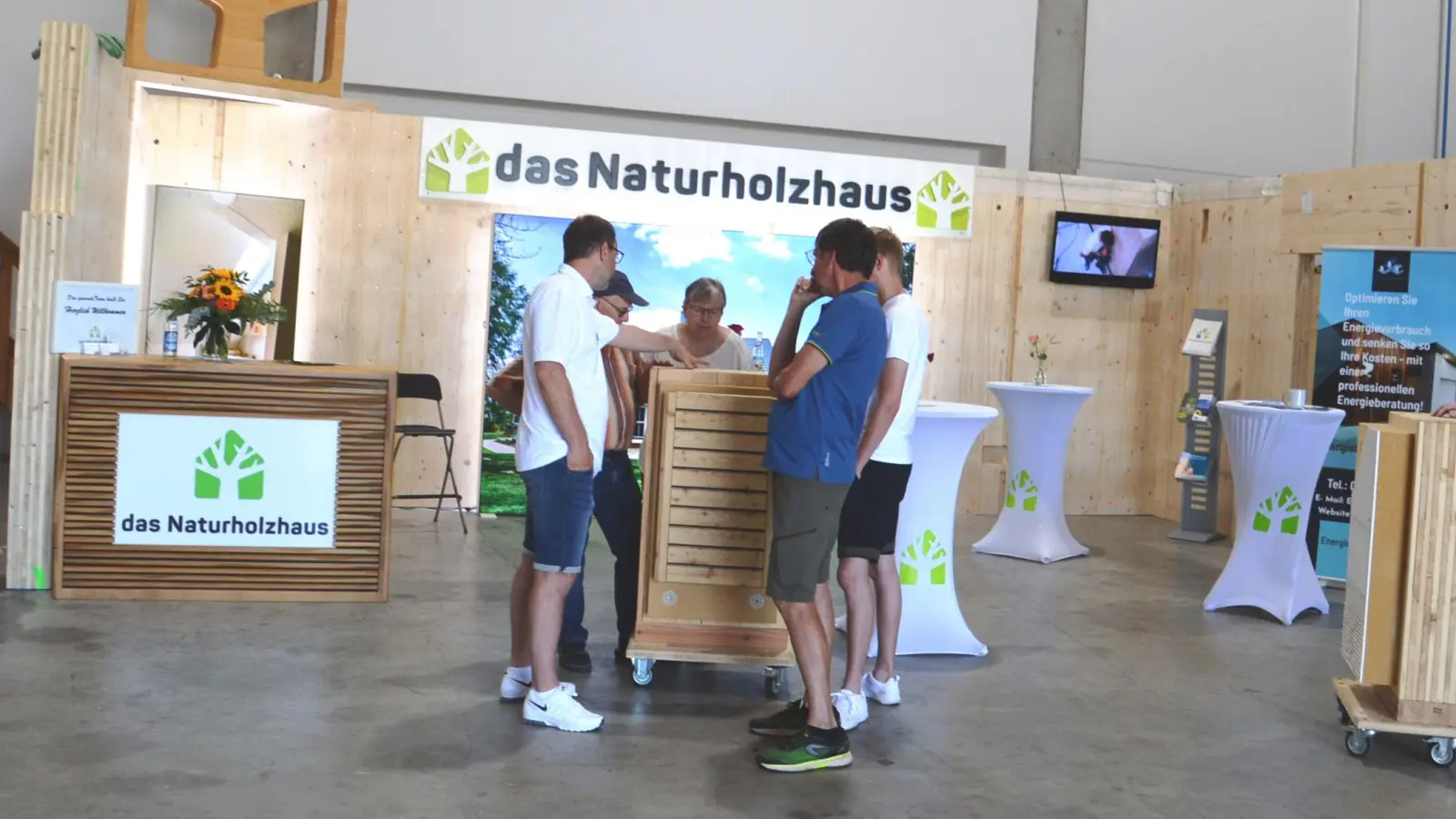 Seit nun 10 Jahren versorgt „das Naturholzhaus” seine Kunden mit nachhaltigen Traumhäusern in Massivholzbauweise.  (Foto: Peter Tippl)