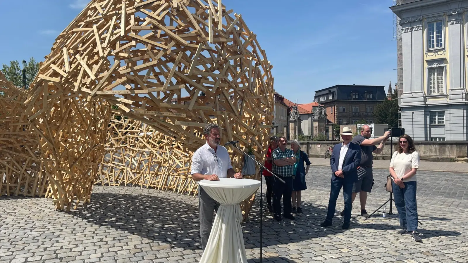 Eine Einweihungsfeier bei hochsommerlichem Wetter: Vor der vollendeten Holzskulptur auf dem Schlossplatz bedankte sich Martin Steinert bei der Stadt und dem Ansbacher Kunstbeirat. (Foto: Lara Hausleitner)