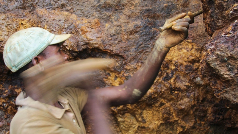 Der Preis für den Rohstoff Coltan ist hoch. (Foto: Jürgen Bätz/dpa)