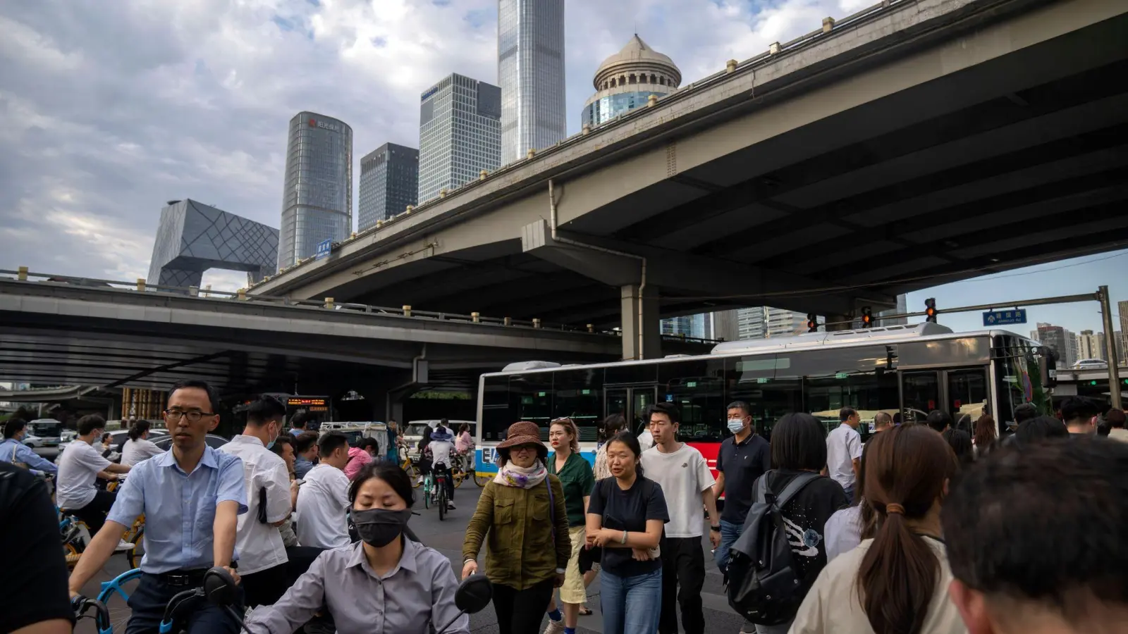 Kreuzung im zentralen Geschäftsviertel von Peking. Chinas wirtschaftliche Erholung verliert weiter an Schwung. (Foto: Mark Schiefelbein/AP/dpa)