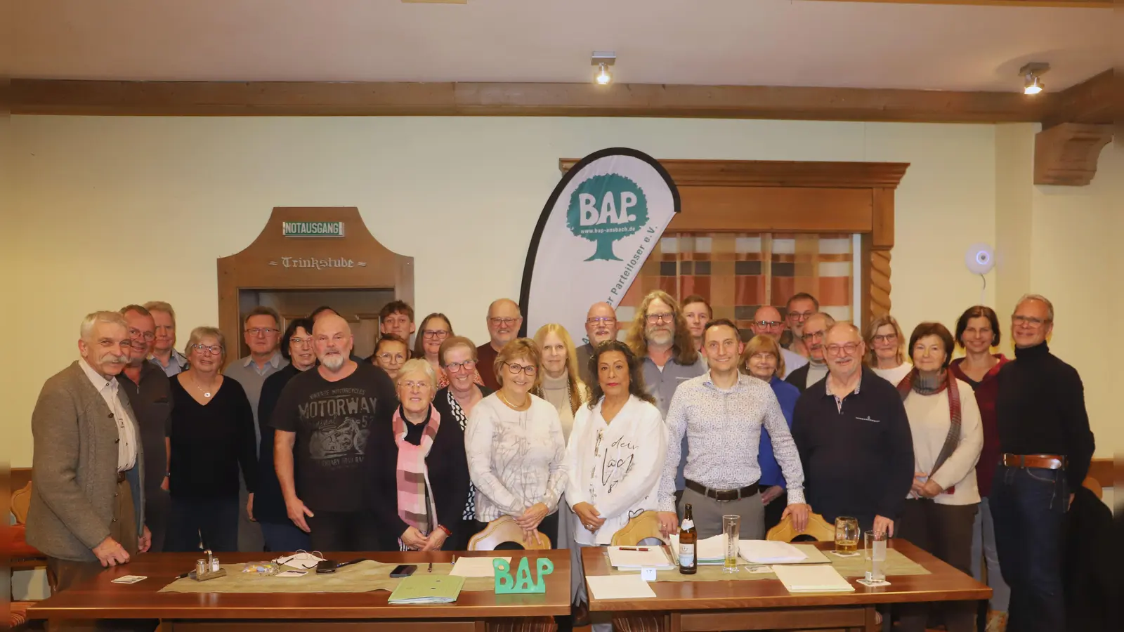 Die Versammlung votierte fast einmütig für eine komplette BAP-Liste für die Kommunalwahl. Unser Bild zeigt die anwesenden Kandidatinnen und Kandidaten. (Foto: Oliver Herbst)