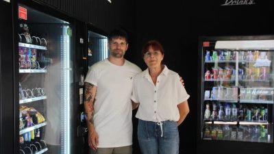Sehen sich zu Unrecht angegriffen: Jutta Scribner-Riedel und ihr Sohn Tino Riedel betreiben den Automatenladen „SnackFlair” in der Neustadt. (Foto: Robert Maurer)