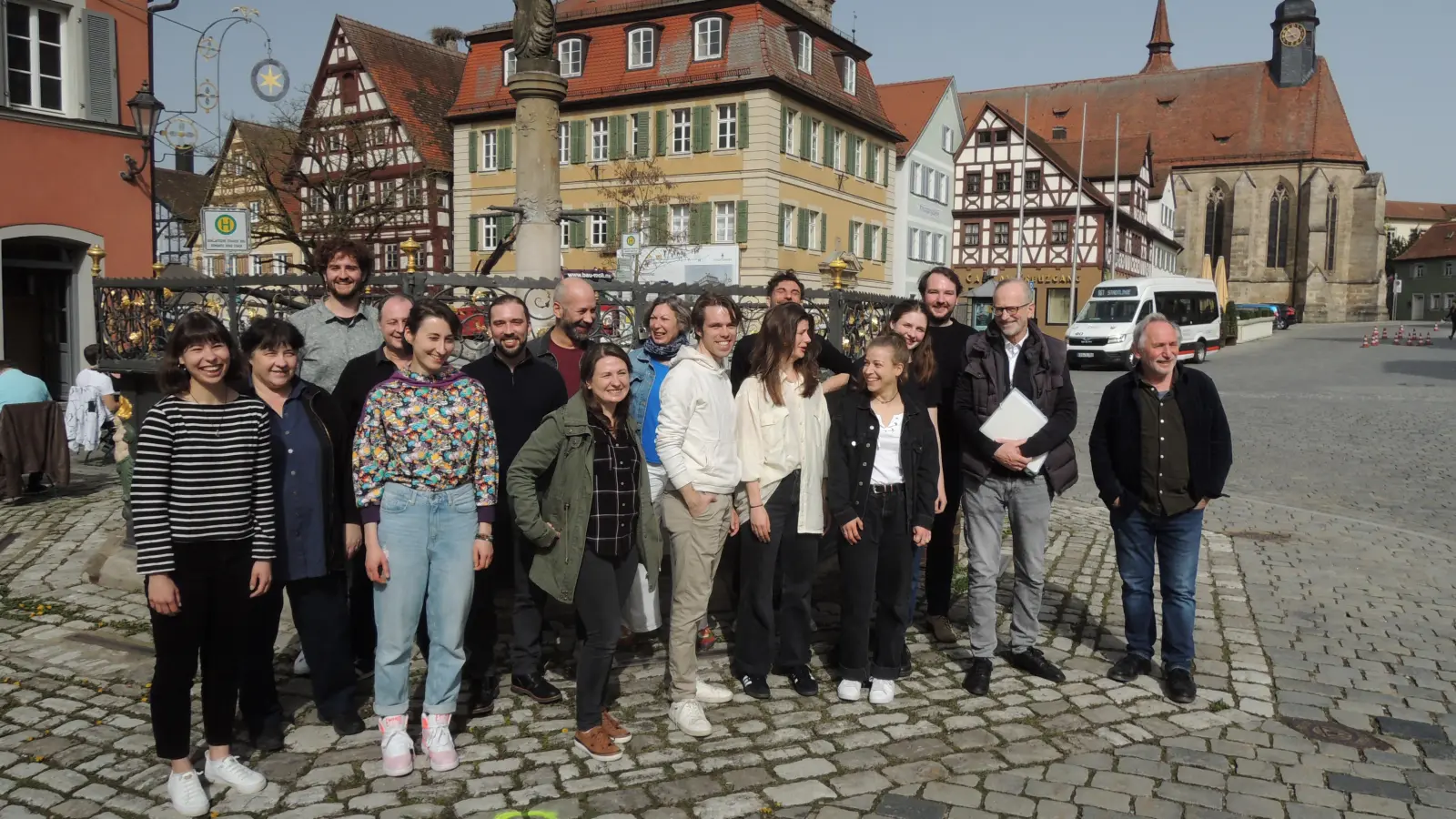 Das Kinderstück „Ronja Räubertochter“ hat am 11. Mai Premiere im Feuchtwanger Kreuzgang: Für die Proben begrüßte Intendant Johannes Kaetzler (Zweiter von rechts) das komplette Team.  (Foto: Peter Zumach)