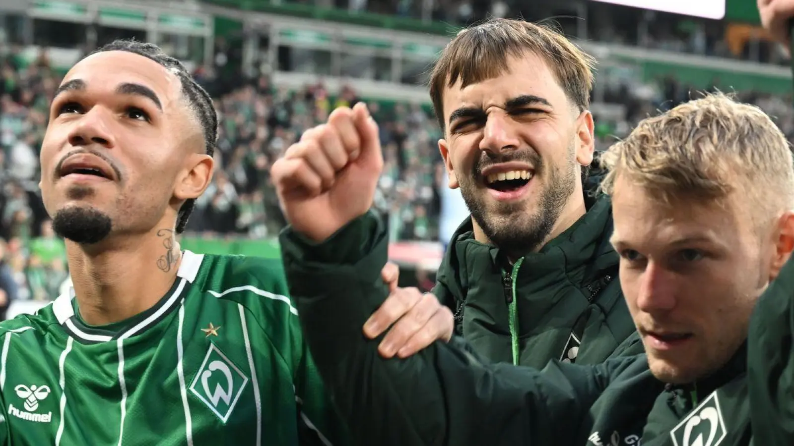 Durften sich endlich wieder feiern lassen: Werders Torschütze Jovan Milosevic (M) mit Justin Njinmah (l) und Marco Grüll    (Foto: Carmen Jaspersen/dpa)