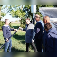 Beim Landratsbesuch in Weigenheim war das Nahwärmenetz eins der Themen. Nahwärme-Geschäftsführer Christian Zink (links) zeigt Christian von Dobschütz (von links) hier ein Heizelement der großen Solarthermie-Anlage. (Archivbild: Anita Dlugoß)