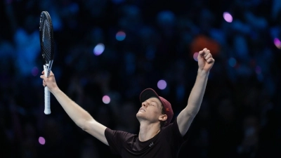 Feiert den erneuten Triumph bei den ATP Finals: Jannik Sinner (Foto: Antonio Calanni/AP/dpa)