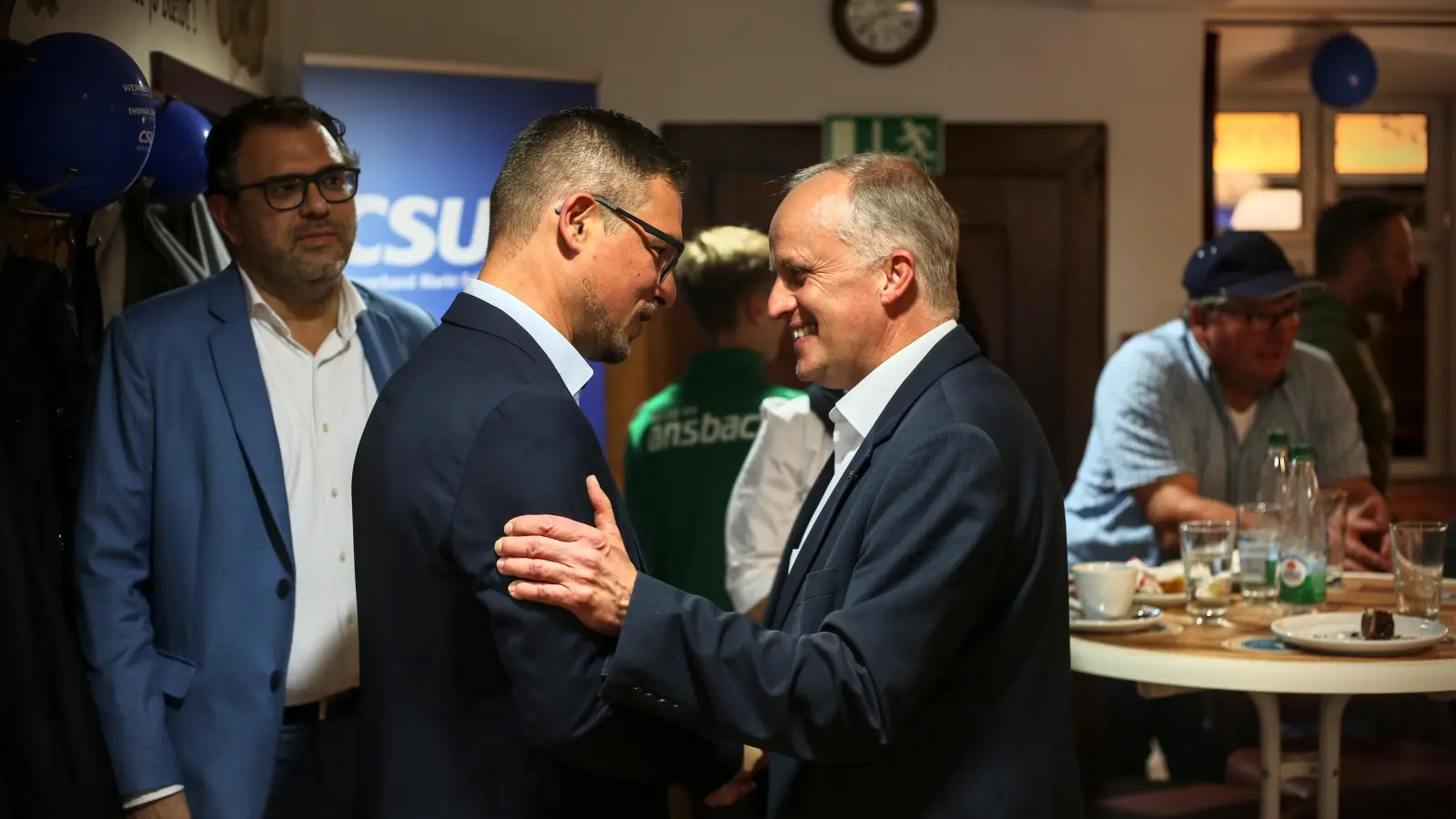 Glückwünsche zum Einzug in den Landtag: CSU-Kreistagsfraktionschef Dieter Hummel (rechts) freut sich mit Werner Stieglitz bei der Wahlparty in Markt Erlbach über dessen Landtagseinzug. (Foto: Tizian Gerbing)