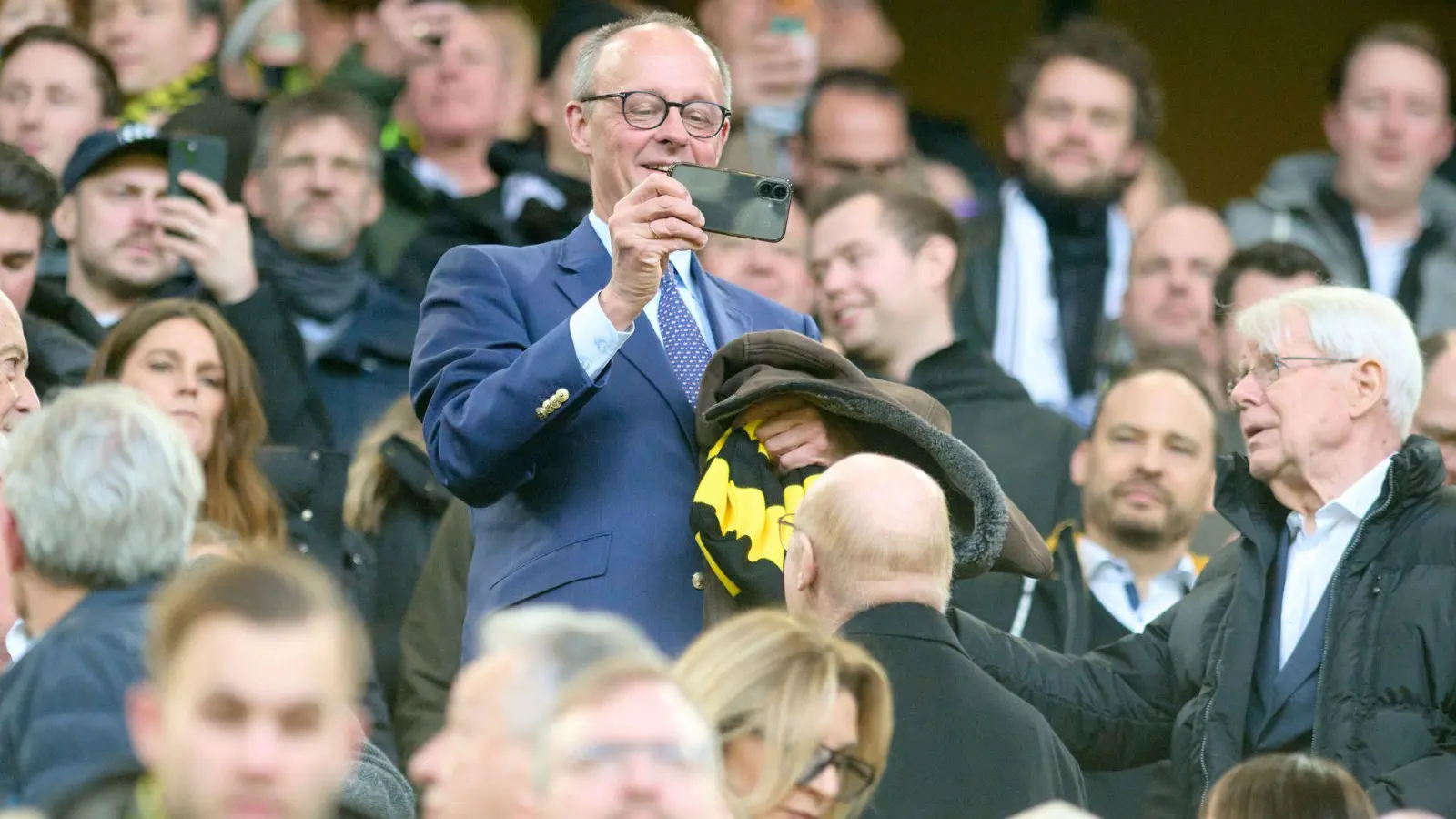 Bundeskanzler Merz zu Besuch beim BVB (Foto: Bernd Thissen/dpa)