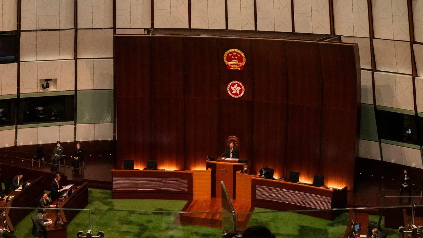 Der Legislativrat in Hongkong verabschiedet das neue und umstrittene Sicherheitsgesetz in der chinesischen Sonderverwaltungsregion. (Foto: Louise Delmotte/AP/dpa)