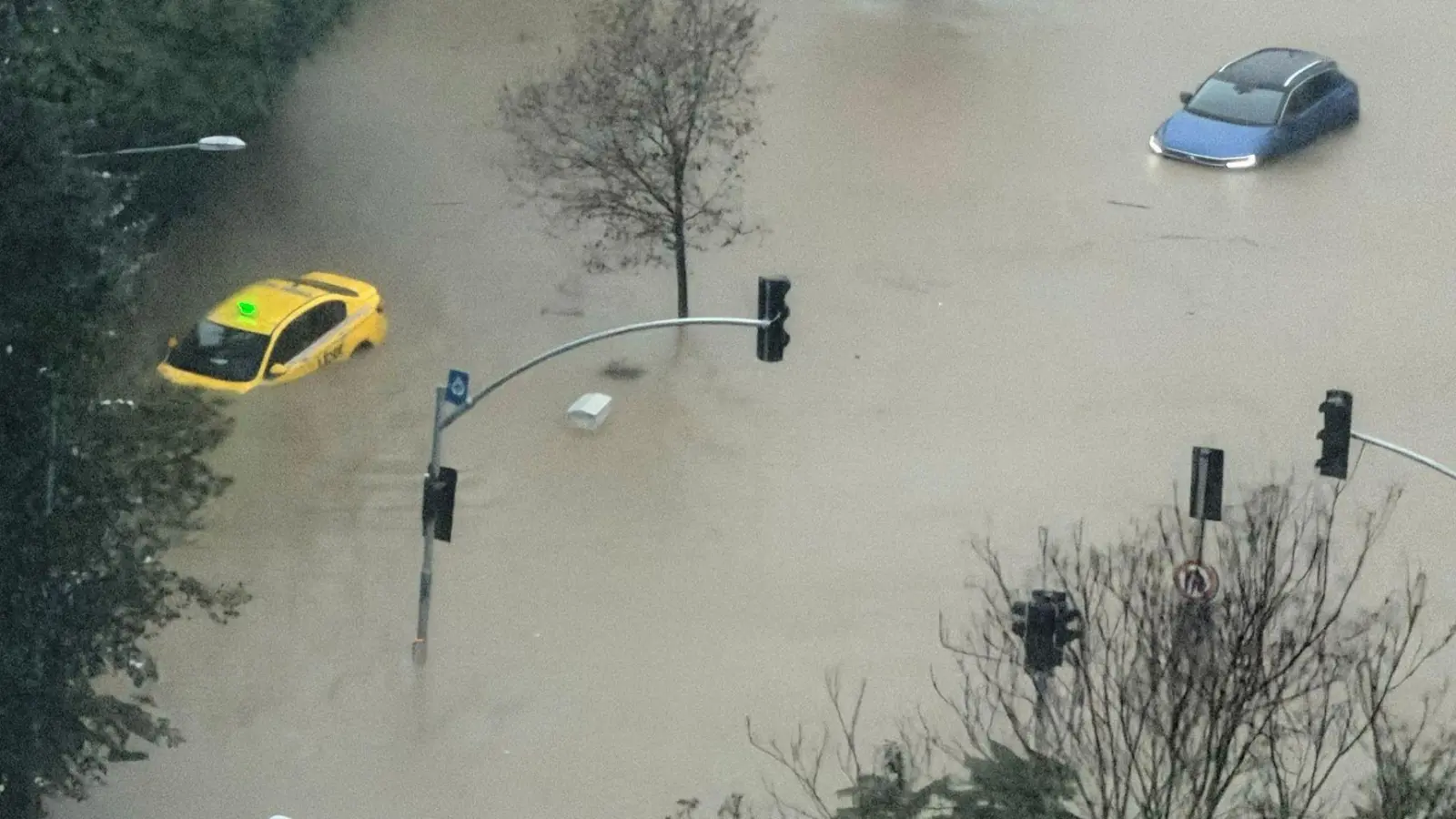 Viele Autos blieben auf überschwemmten Straßen liegen.  (Foto: Egecan Ozguner/AP/dpa)