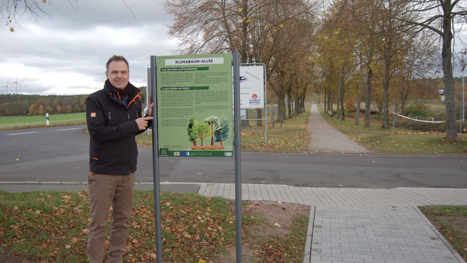 Die Klimabaumallee in Diespeck ist für Bürgermeister Dr. Christian von Dobschütz ein Symbol für ein dauerhaftes zukunftsorientiertes Denken. Am Anfang der Allee gibt es Informationen zu der ungewöhnlichen Idee. (Foto: Christa Frühwald)