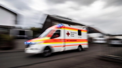 Der verletzte Arbeiter musste in Dinkelsbühl ins Krankenhaus gebracht werden. (Symbolbild: Boris Roessler/dpa)