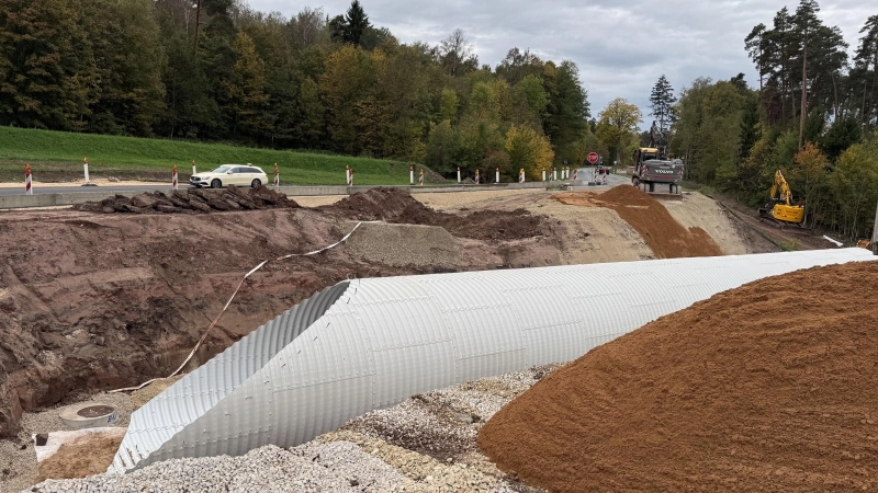 Diesen Durchlass aus Wellstahl werden künftig Radfahrerinnen und Radfahrer nutzen, um nahe Külbingen auf die andere Seite der Bundesstraße 14 zu gelangen.  (Foto: Lara Hausleitner)