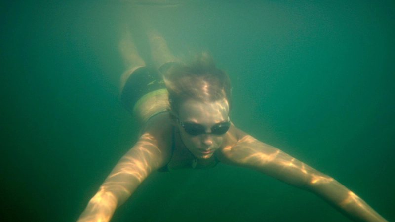 Bessere Sicht unter Wasser und Schutz für die Augen: Eine Schwimmbrille ist gleich aus mehreren Gründen nützlich beim Baden im See.  (Foto: Thomas Schulze/dpa-Zentralbild/dpa-tmn)